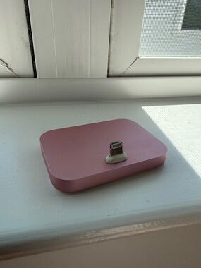 Apple Pink Lightning Dock